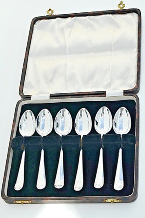 Cased Set Of 6 Sterling Silver Clam Shell Design Tea Spoons By James Deakin 1932