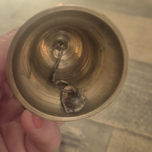 Vintage solid brass ornate hand etched bell. VG vintage condition.Fast postage. — image 7