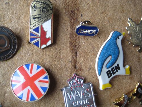 COLLECTION MIXTURE VINTAGE METAL ENAMEL & ACRYLIC JOB LOT PIN BADGES ALL SORTS — image 3