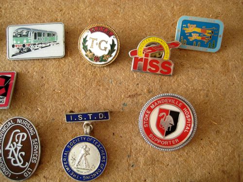 COLLECTION MIXTURE VINTAGE METAL ENAMEL & ACRYLIC JOB LOT PIN BADGES ALL SORTS — image 2