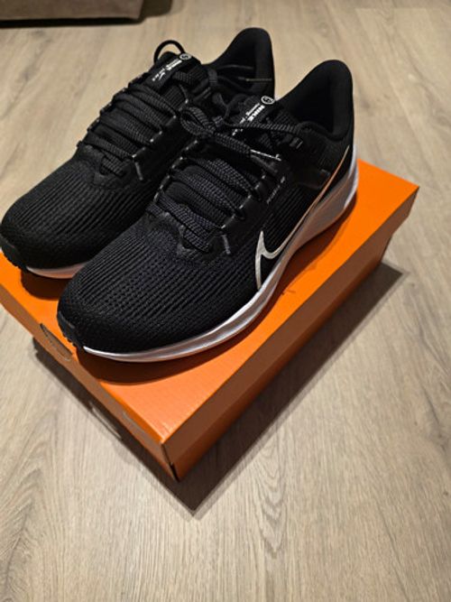 Nike Air Zoom Pegasus 40 Men's Cushioned Running Trainers Black/White UK 9