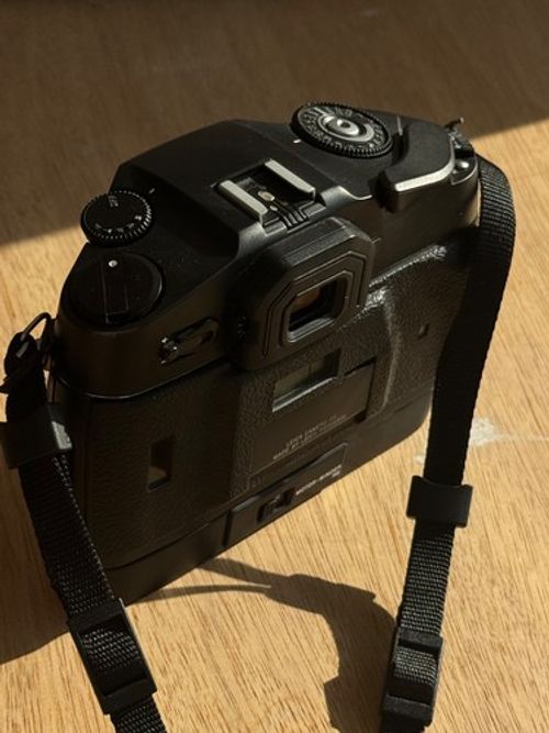 Leica R8 Black SLR camera, body only. Great condition and works like a dream.