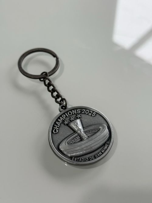 TOTTENHAM HOTSPUR UEFA CUP WINNERS DOUBLE SIDED KEYRING 40mm  — image 4