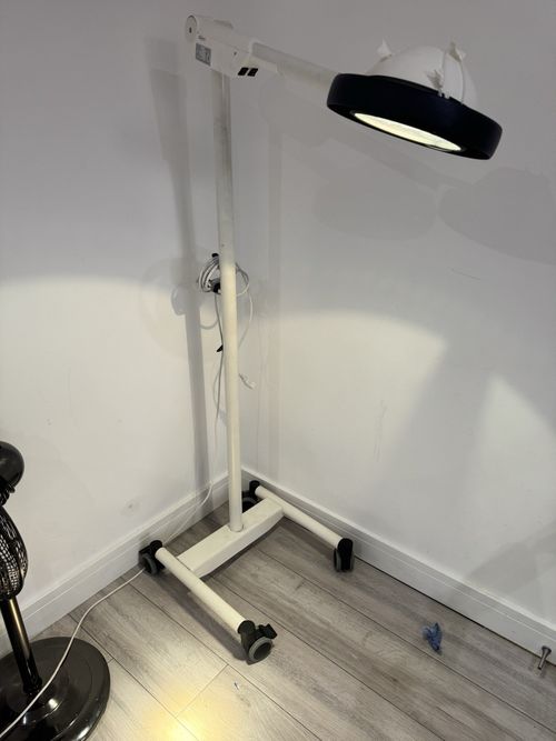 Brandon Medical surgical light, Floor Standing. — image 3