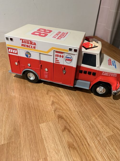 Tonka Truck Rescue Ambulance 2004 Lights and Sounds Working Condition Vintage — image 2