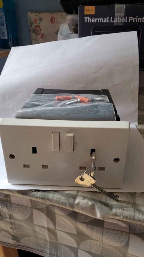 Imitation Double Plug Socket Wall Safe Security Secret Hidden Stash Box — image 3
