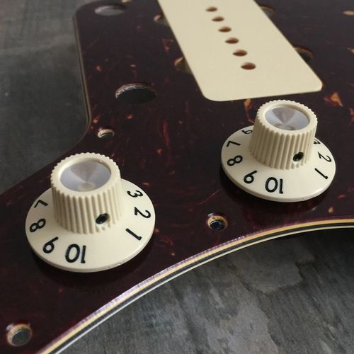2x Jazzmaster Witch Hat 65 Fender Style Knobs - Aged vintage Cream — image 3