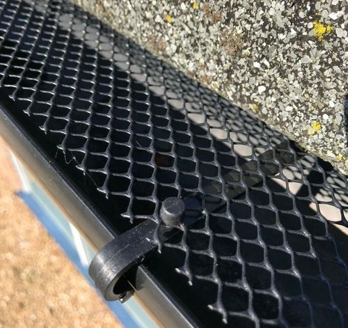 Gutter Net Protection Mesh Guard with 30 Fixing Clips (12m x 17.5cm) — image 2