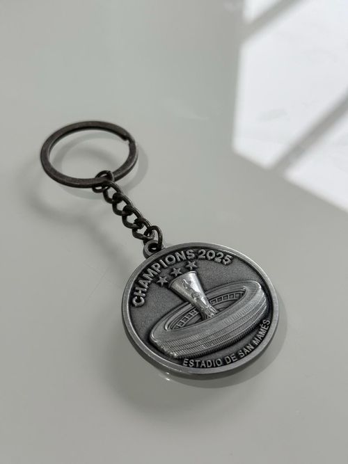 TOTTENHAM HOTSPUR UEFA CUP WINNERS DOUBLE SIDED KEYRING 40mm  — image 3
