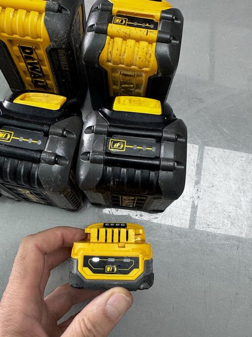 dewalt 6ah flexvolt battery X 8 — image 4