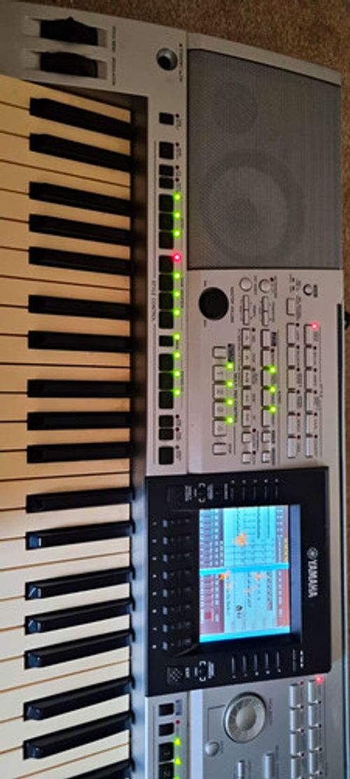 Yamaha PSR-3000 61-Key Full Size Electronic Keyboard, Built-in Speakers Silver