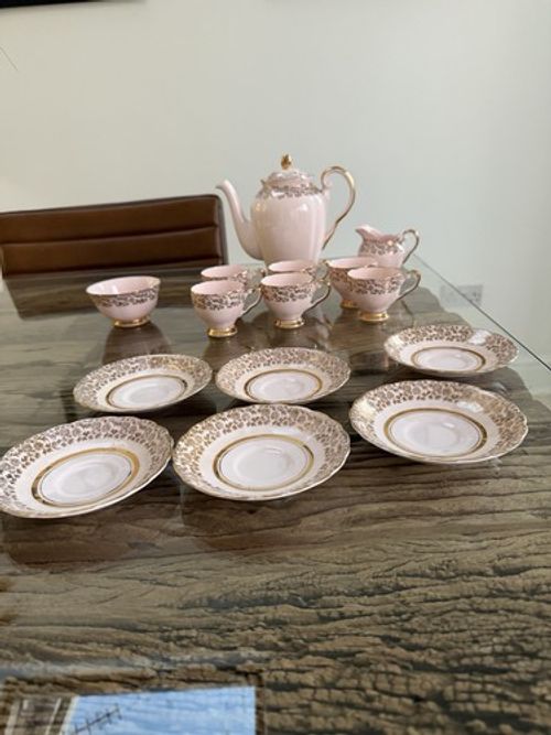 NEWTON BONE CHINA TEA SET MADE IN ENGLAND 22KT Gold Floral Design Vintage.