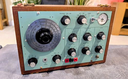 Vintage Modulated Pulse & RF Signal Generator. Wooden Case.