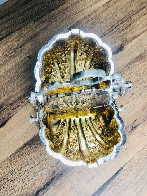Victorian style  Silver Plated Shell Folding Biscuit Box (used-no returns) — image 7