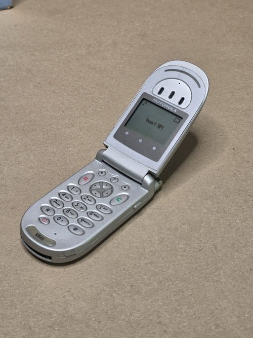 Motorola V66i Boxed Flip Mobile Phone Vintage Retro Collectable & Charger — image 5
