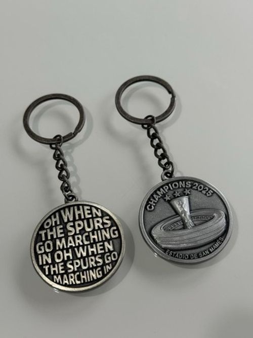 TOTTENHAM HOTSPUR UEFA CUP WINNERS DOUBLE SIDED KEYRING 40mm 