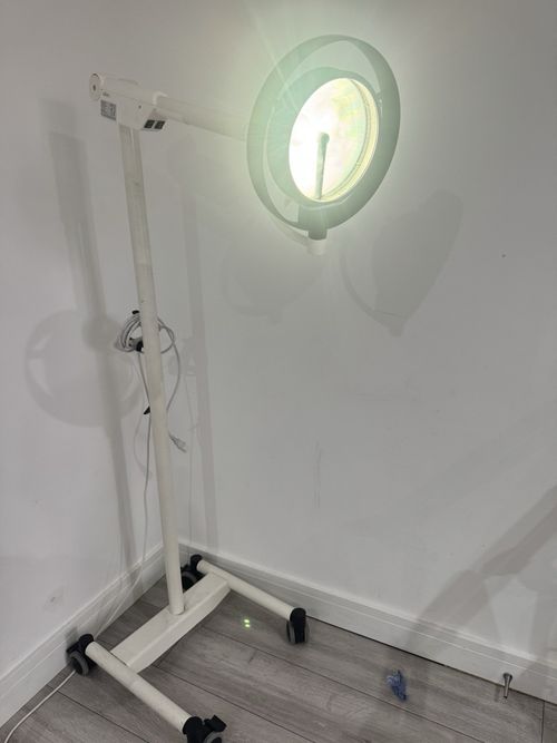 Brandon Medical surgical light, Floor Standing. — image 24