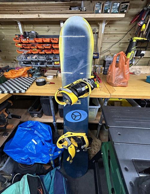Burton Freeride Snowboard 70 x 160cm Regular Width w/ Yellow Burton Bindings