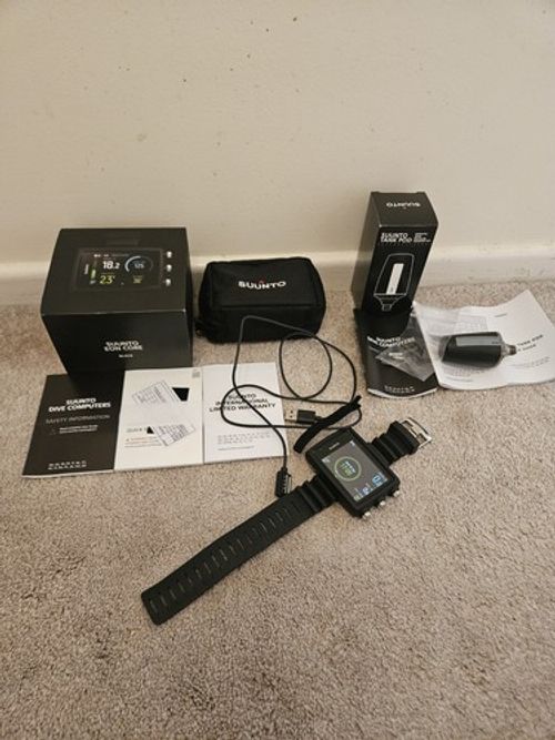 Suunto EON Core Dive Computer and tank pod (pod requires battery service 