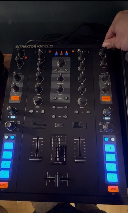 Native Instruments Traktor Kontrol Z2 DJ Mixer & Controller  — image 12