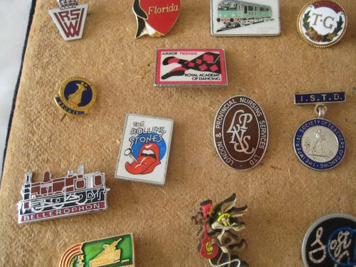 COLLECTION MIXTURE VINTAGE METAL ENAMEL & ACRYLIC JOB LOT PIN BADGES ALL SORTS — image 11