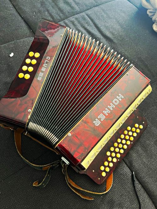 Hohner Club IIIB Button Accordion 31/8 Keys Red Marbled with Case