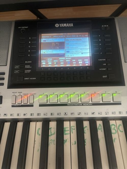 Yamaha PSR-S900 61-Key Electronic Keyboard Synth Action Built-in Speaker Silver