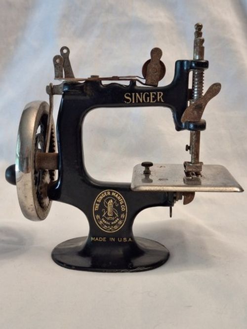 Antique Singer Sewing Machine 1926 Child's Toy Made In USA