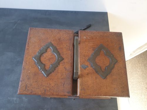 Vintage oak wooden cigarette box with key — image 2
