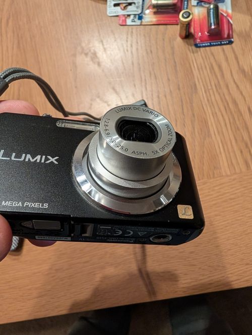 Panasonic Lumix DMC-FS10 12MP Digital Camera Black 5x Zoom + Battery Charger — image 11