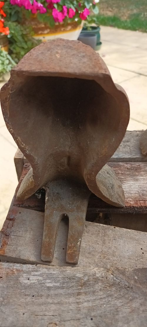 Antique Victorian-era cast iron clawfoot bathtub feet. Uncleaned — image 3