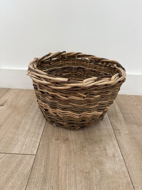 Rustic Hand Woven Wicker Fruit Basket Raised Centre Decorative Willow Bowl Pot — image 3