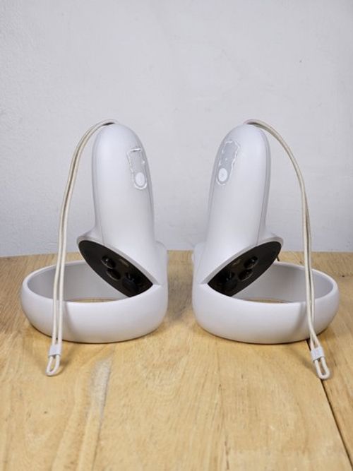 Pair of Oculus Quest 2 VR Controllers Right and Left Fully Tested Working Straps