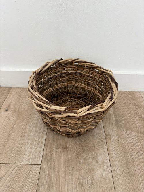 Rustic Hand Woven Wicker Fruit Basket Raised Centre Decorative Willow Bowl Pot — image 2