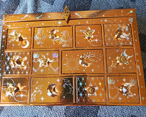 Charlotte Tilbury Beauty Advent Treasure Chest  Gold Case, Full Size Items  — image 2