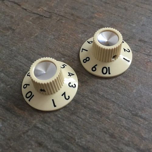 2x Jazzmaster Witch Hat 65 Fender Style Knobs - Aged vintage Cream