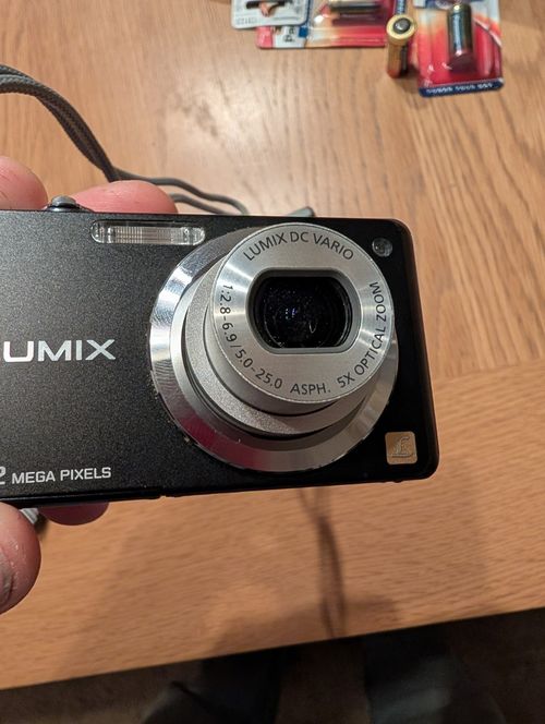 Panasonic Lumix DMC-FS10 12MP Digital Camera Black 5x Zoom + Battery Charger — image 10