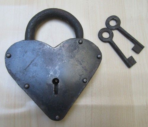 CAST IRON PADLOCK  working Vintage Rustic old Pirate treasure Chest trunk Door