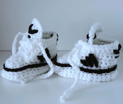 Handmade Baby Crochet Shoes Booties Sneakers Trainers NEWBORN white Black — image 3