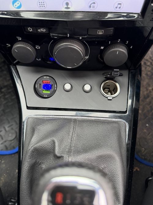 Astra H - Custom USB, Voltmeter, 12v Outlet Panel Charger With Twin Push Buttons — image 4