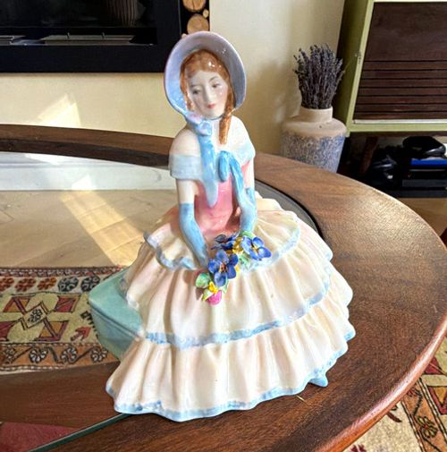 Royal Doulton HN1731 Daydreams Porcelain Hand Painted Woman Flowers Figurine