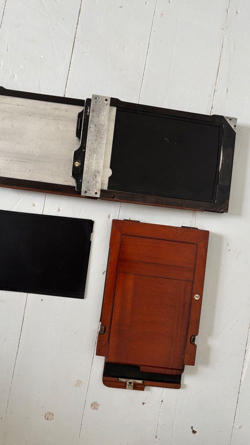 Victo Folding Field Camera 1910 Vintage + Lens + 3x plate holders, no lens board — image 3