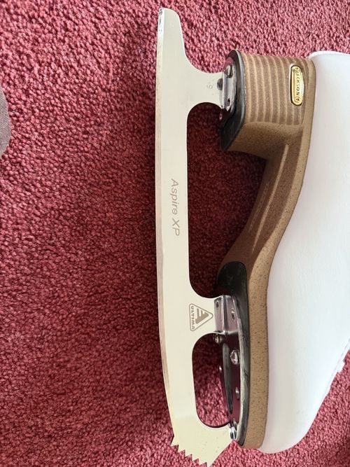 Jackson Freestyle Figure Skates White R5. Blade Guards, Replaceable — image 4