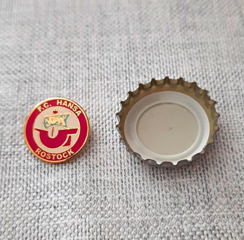 Hansa Rostock Round Enamel Football Club Badge Pin - Red/White — image 1
