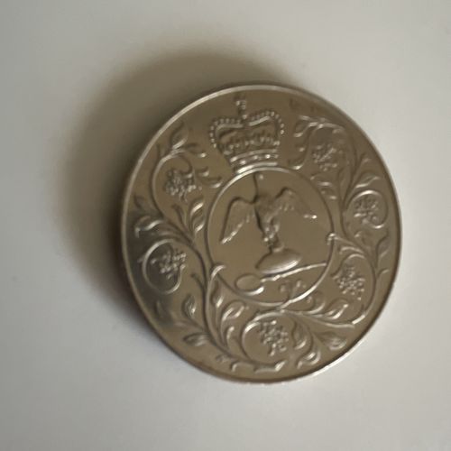 Queen Elizabeth II 1977 Silver Jubilee Commemorative Crown Coin — image 2
