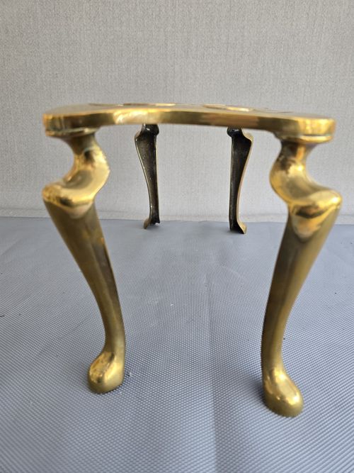 Vintage Solid Brass Footed Trivet Kettle Teapot Stand Pierced Heart Design — image 6