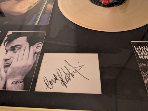 ROBBIE WILLIAMS LIVE AT KNEBWORTH 2003 GOLD DISC RECORD DISPLAY FRAMED — image 3