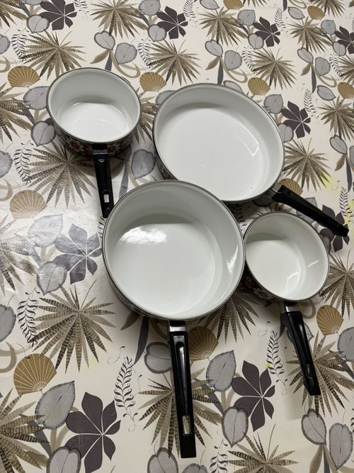 Mayfair Vintage Enamel Saucepan Set  — image 2