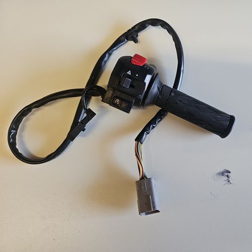 SUZUKI GSXS 1000 Right Side Switchgear throttle grip assembly 2017 — image 1