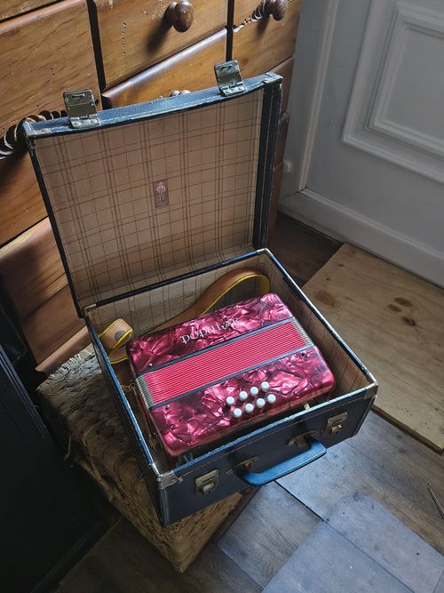 B/C accordion + Case / Delecia Popular Czech Republic Made 🇨🇿 — image 3